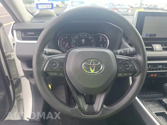 2025 Toyota RAV4 XLE – miniatura 10