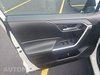 2025 Toyota RAV4 XLE – miniatura 9