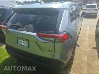 2025 Toyota RAV4 XLE - miniatura 3