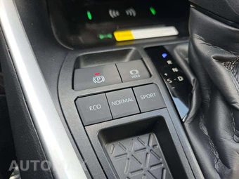 2025 Toyota RAV4 XLE - miniatura 30