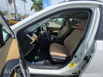 2025 Toyota RAV4 XLE - miniatura 6