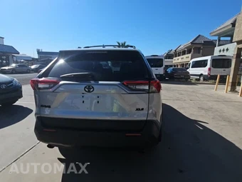 2025 Toyota RAV4 XLE - miniatura 4