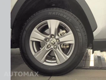 2025 Toyota RAV4 XLE – miniatura 10