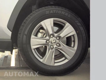 2025 Toyota RAV4 XLE – miniatura 9