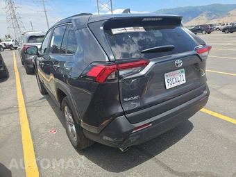 2025 Toyota RAV4 XLE – miniatura 6