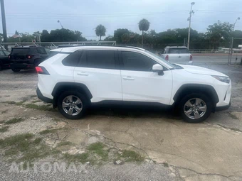 2025 Toyota RAV4 XLE - miniatura 3
