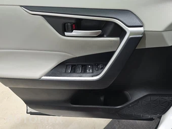 2025 Toyota RAV4 XLE - miniatura 9