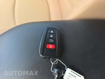 2025 Toyota RAV4 XLE - miniatura 5