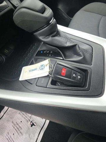 2025 Toyota RAV4 XLE - miniatura 9