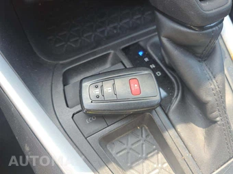 2025 Toyota RAV4 XLE - miniatura 8