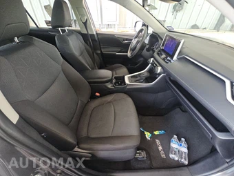 2025 Toyota RAV4 XLE – miniatura 8