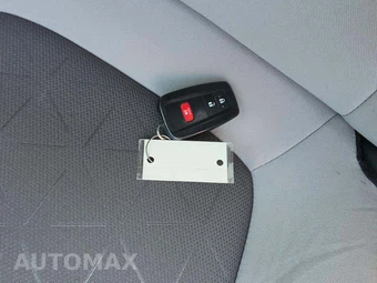 2025 Toyota RAV4 XLE - miniatura 5