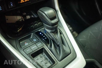 2025 Toyota RAV4 XLE - miniatura 21