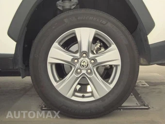 2025 Toyota RAV4 XLE – miniatura 12