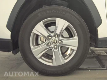 2025 Toyota RAV4 XLE – miniatura 9