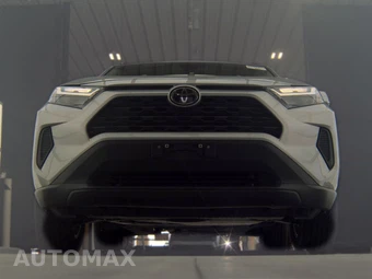 2025 Toyota RAV4 XLE - miniatura 3