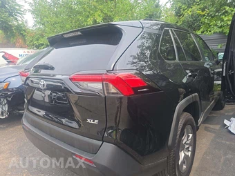 2025 Toyota RAV4 XLE - miniatura 3