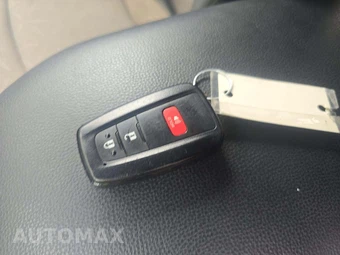 2025 Toyota RAV4 XLE - miniatura 8