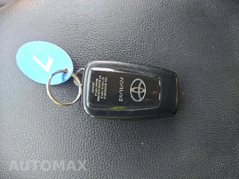 2025 Toyota RAV4 XLE - miniatura 5