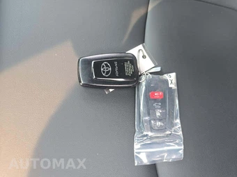 2025 Toyota RAV4 XLE Premium - miniatura 8