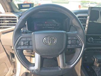 2025 Toyota Sequoia SR5 - miniatura 10