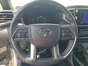 2025 Toyota Sequoia SR5 – miniatura 10