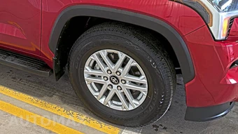 2025 Toyota Sequoia SR5 - miniatura 8