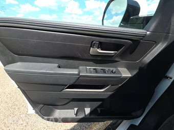 2025 Toyota Sequoia SR5 – miniatura 9