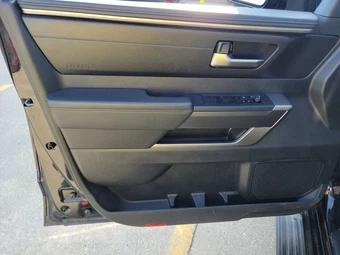 2025 Toyota Sequoia SR5 – miniatura 9