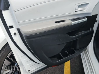 2025 Toyota Sienna LE 8-Passenger 120.5" WB - miniatura 9