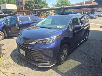 2025 Toyota Sienna XLE 8-Passenger 120.5" WB