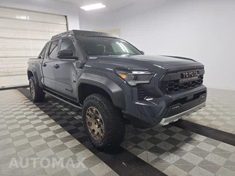 2025 Toyota Tacoma i-FORCE MAX Trailhunter Crew Cab Long Bed - miniatura 3