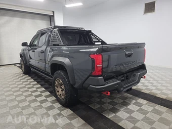 2025 Toyota Tacoma i-FORCE MAX Trailhunter Crew Cab Long Bed - miniatura 6