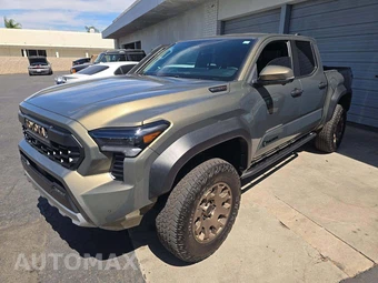 2025 Toyota Tacoma i-FORCE MAX Trailhunter Crew Cab Medium Bed - samochód z USA z aukcji Manheim, oferta Kup Teraz w AUTOMAX
