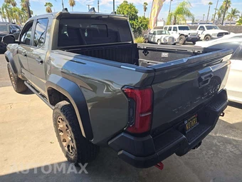 2025 Toyota Tacoma i-FORCE MAX Trailhunter Crew Cab Medium Bed - miniatura 2