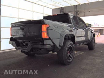 2025 Toyota Tacoma i-FORCE MAX TRD Pro Crew Cab Medium Bed - miniatura 4