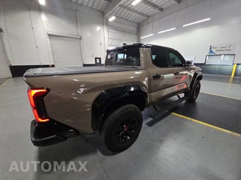 2025 Toyota Tacoma i-FORCE MAX TRD Pro Crew Cab Medium Bed - miniatura 4