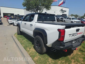 2025 Toyota Tacoma i-FORCE MAX TRD Pro Crew Cab Medium Bed - miniatura 2
