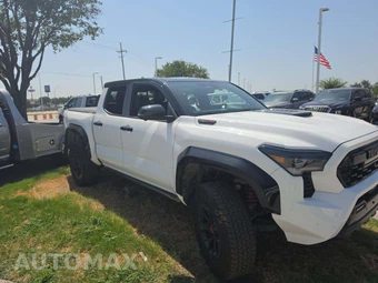 2025 Toyota Tacoma i-FORCE MAX TRD Pro Crew Cab Medium Bed - miniatura 4