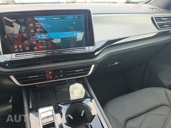 2025 Volkswagen Atlas Cross Sport 2.0T SE w/Technology - miniatura 17