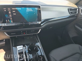 2025 Volkswagen Atlas Cross Sport 2.0T SE w/Technology - miniatura 11