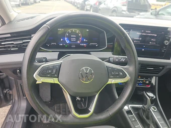 2025 Volkswagen Jetta SE - miniatura 10