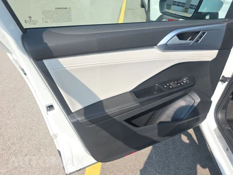 2025 Volkswagen Taos SE – miniatura 9