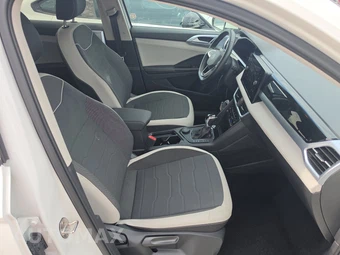 2025 Volkswagen Taos SE - miniatura 8