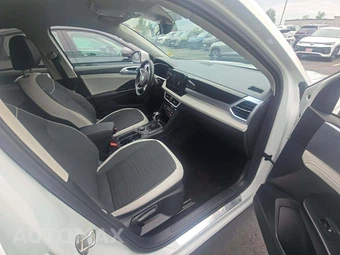 2025 Volkswagen Taos SE - miniatura 18