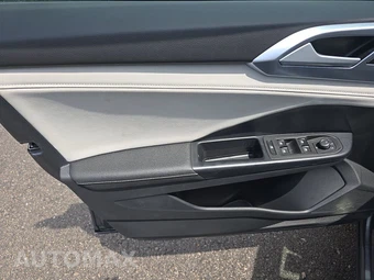 2025 Volkswagen Taos SE - miniatura 9