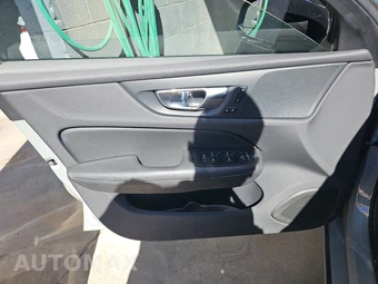 2025 Volvo S60 B5 Plus Dark – miniatura 9
