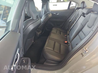 2025 Volvo S60 B5 Plus Dark – miniatura 13