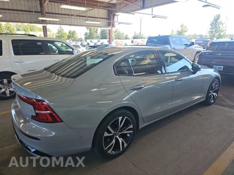 2025 Volvo S60 B5 Plus Dark – miniatura 4