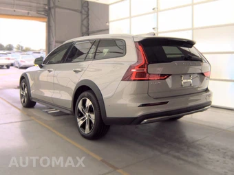 2025 Volvo V60 Cross Country B5 Plus - miniatura 8